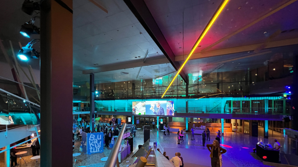 Ein bauhistorisch einzigartiger Parlamentsbau, hier das Foyer. Architekt war Günter Behnisch, Tragsplaner waren Schlaich Bergermann und Partner. Rita Süßmuth war Präsidentin, Peter Conradi stand ihr in ihrer Bauherrschaftsrolle bei. (Bild: Ursula Baus)