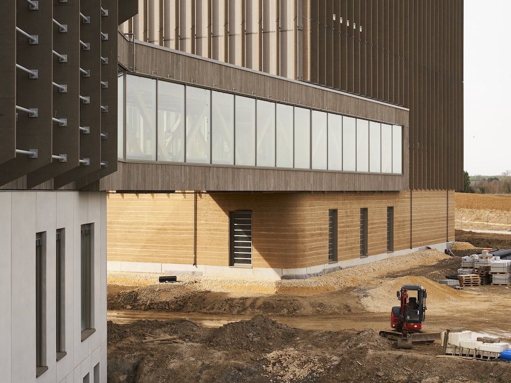 2603_AT_Elias Hassos_WeledaLehmwaendeBruecke