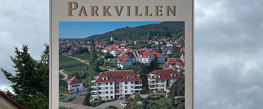 Bauschild im öffentlichen Raum. Wo sind "Park" und die "Villen"? (Bild: Ursula Baus)