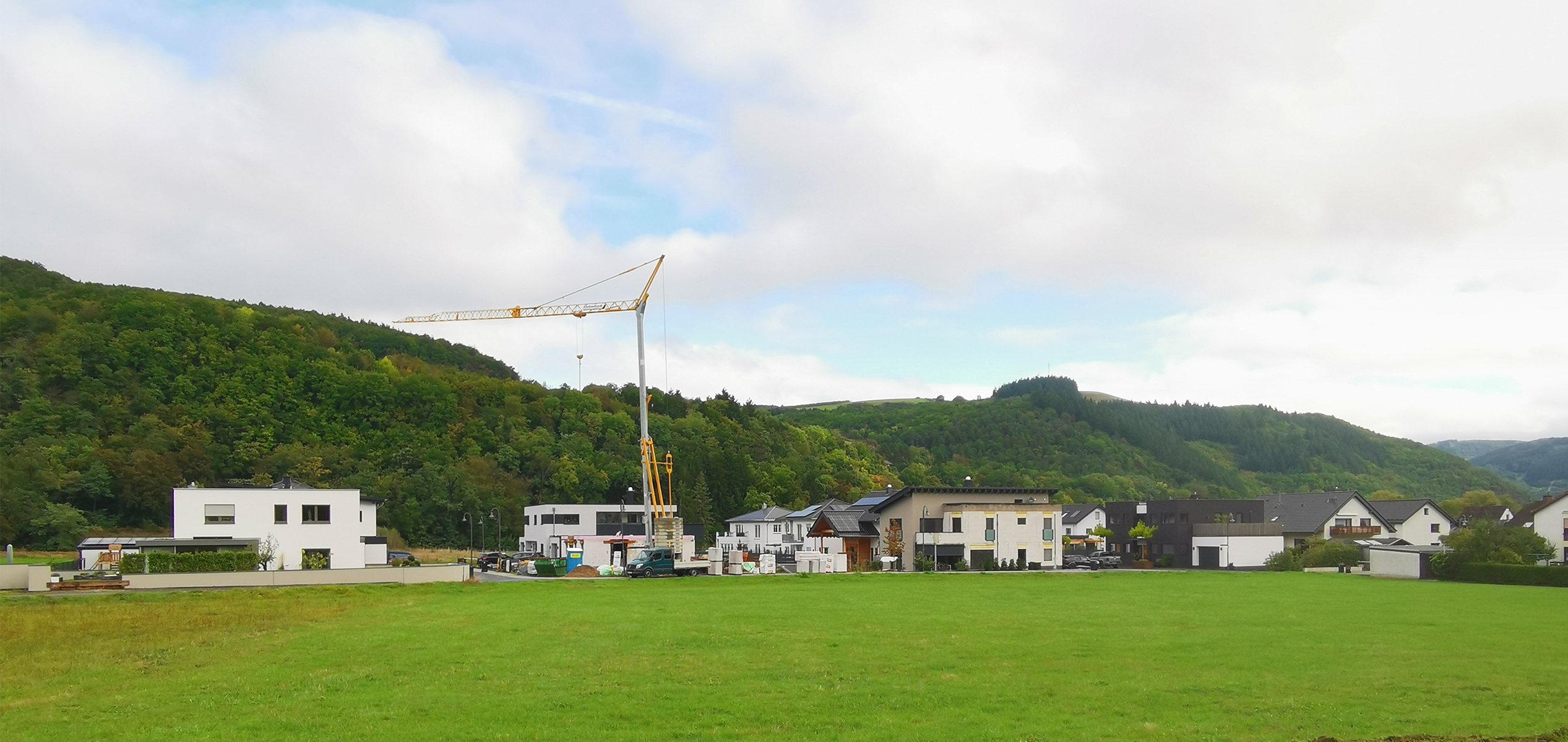 Neubauten im Ahr-Uferbereich von Insul (Bild: Wilfried Dechau)