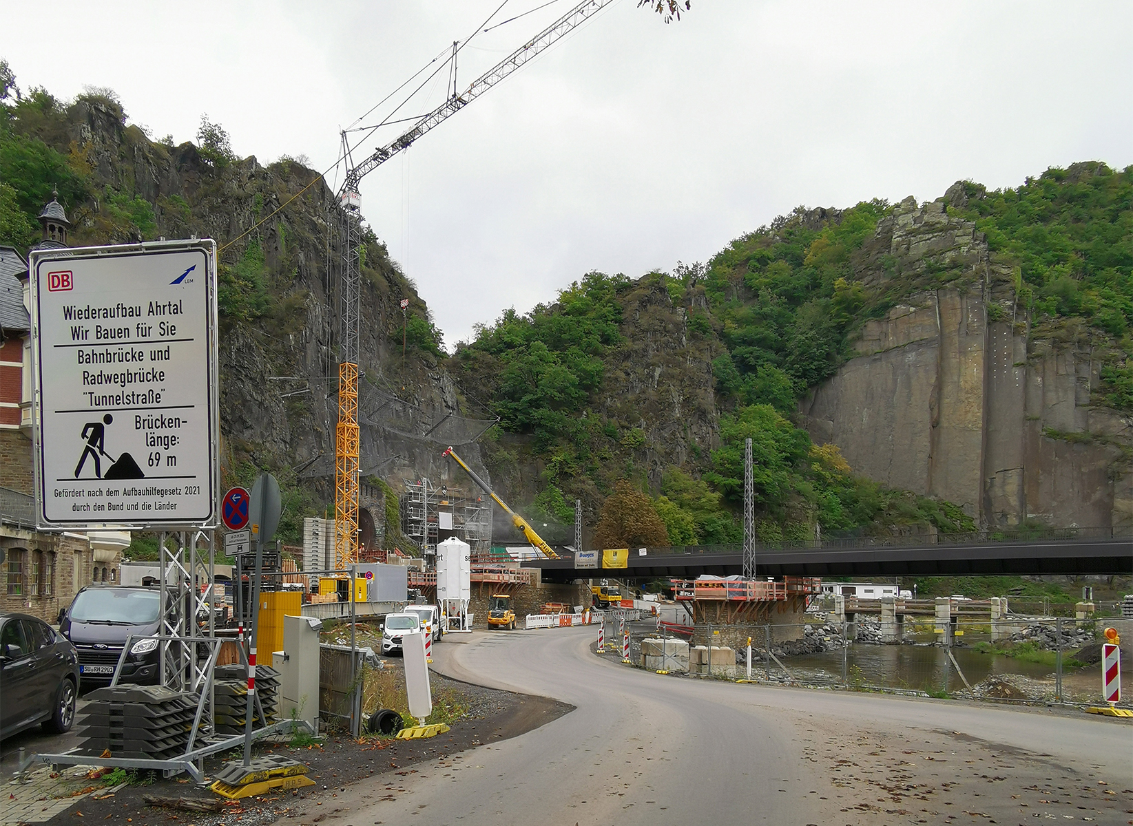 Die Bahnstrecke führt unter anderem durch das Langfigtal, deutlich sind die Schiefrstrukturen der steilen Hänge erkennbar. (Bild: Wilfried Dechau)