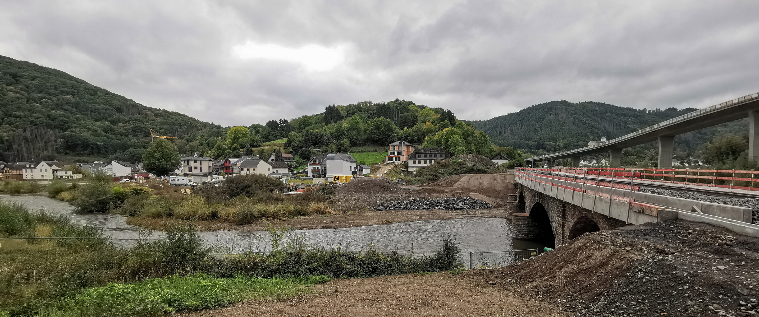 Wiederaufgebaute und Neubauten im Ahr-Uferbereich in Altenburg (Bild: Wilfried Dechau)