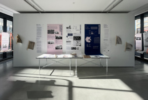 Sauber und aufgeräumt: so präsentiert sich die ganze Ausstellung. Bild: David Kasparek