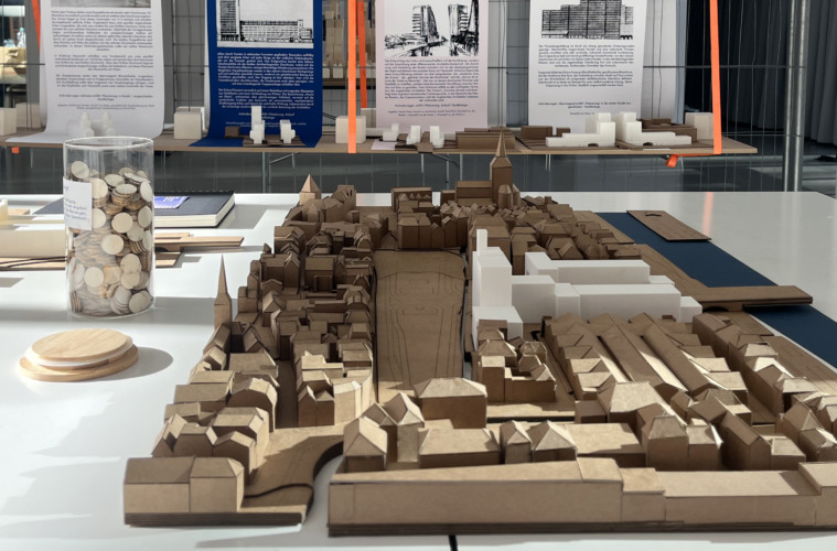 AT_0726_Niemals geht man so ganz_Titel_04_Foto Dka