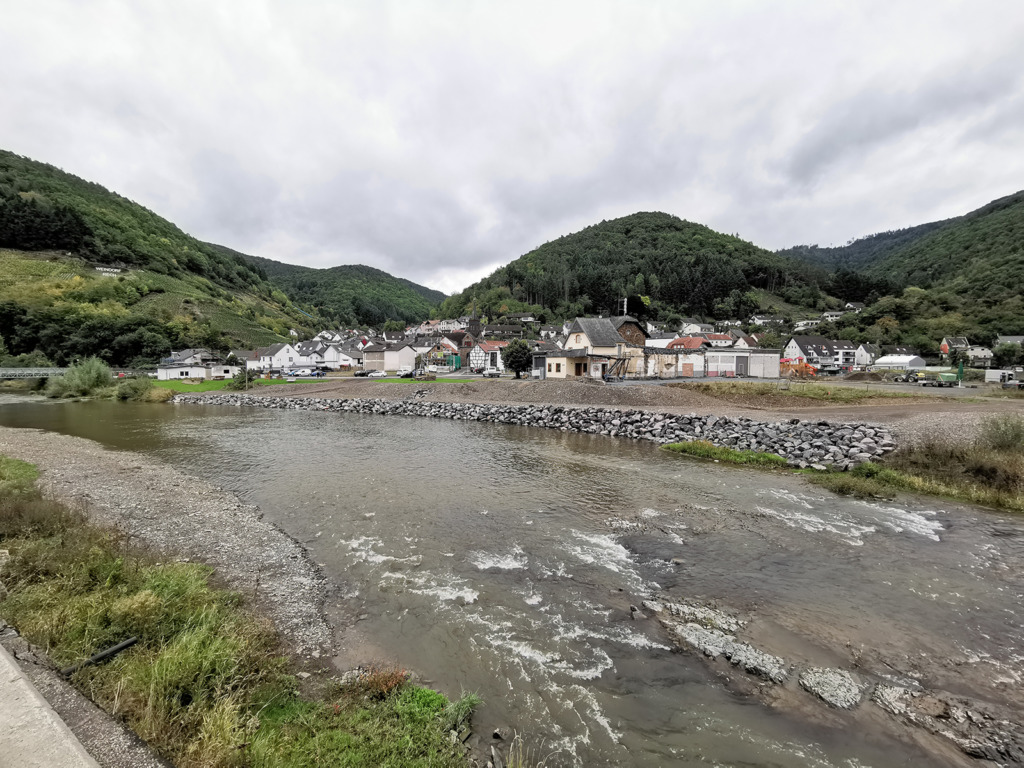 Die Sankt-Nepomuk-Brücke in Rech war vom Wasser weggerissen. Es wird hier ufernah aufgebaut und weitergewirtschaftet, als sei nichts gewesen. (Bild: Wilfried Dechau, September 2025)