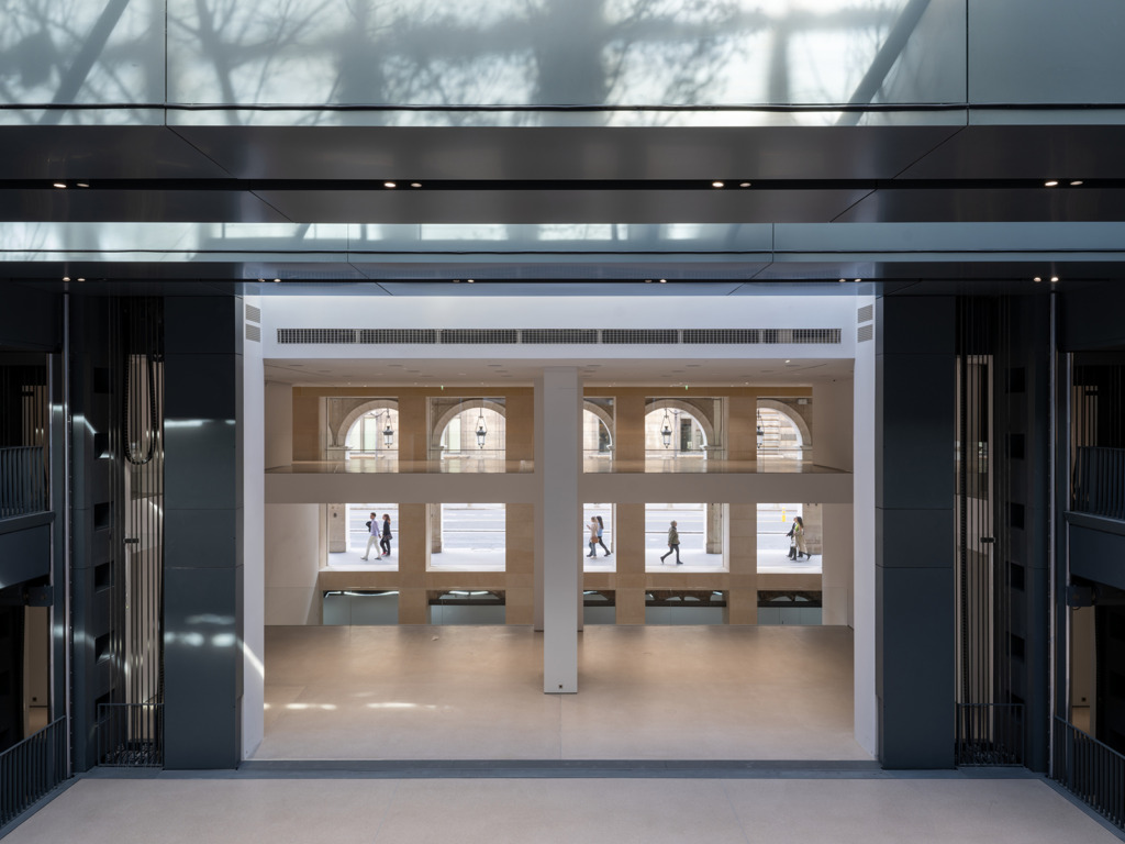 Ausblick zum Trubel auf der Straße. ( )