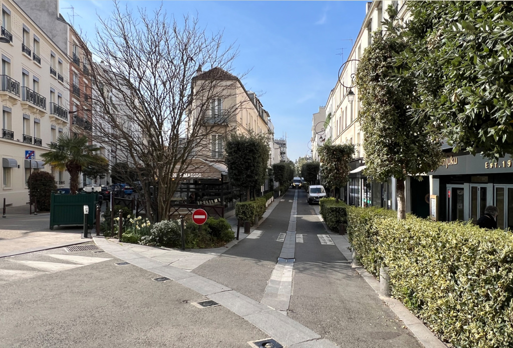 so geht's: Bewohner und Anlieferer können fahren, ansonsten ist der Straßenraum barrierefrei und üppig begrünt. (Foto: Ursula Baus, Neuilly)
