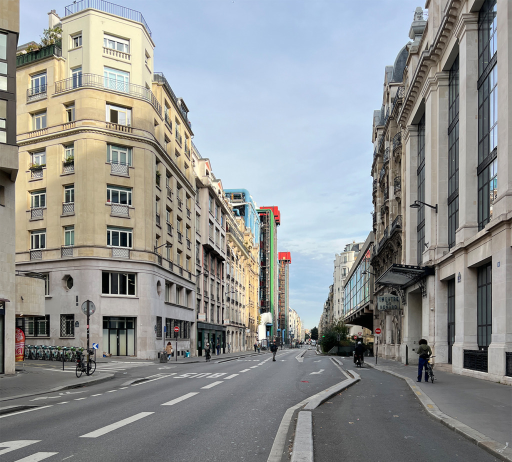 Links die Rückseite des Centre Pompidou in der du Renard; hier konnten wir vor lauter Autos 1978 kaum laufen – 2025 "gehört" die rue du Renard den Anwohnern und Passanten. (Bild: Ursula Baus)
