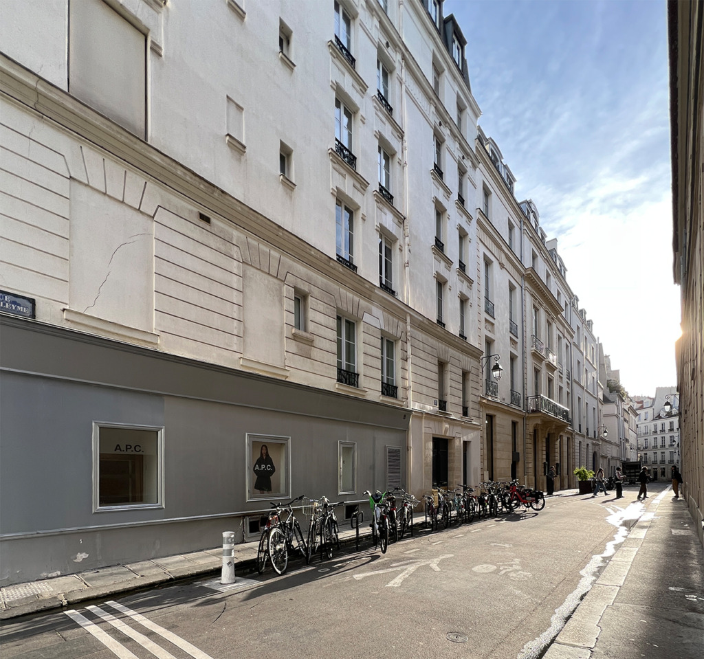 Mitten in Paris, 3e arrondissement; früher fuhr hier ein stinkendes, lautes Auto hinter dem anderen. Es wurde gehupt und gestritten. Jetzt fehlt hier noch eine Gestaltungsidee für den öffentlichen Raum nach der "autogerechten Stadt". (Foto: Ursula Baus, 2025)