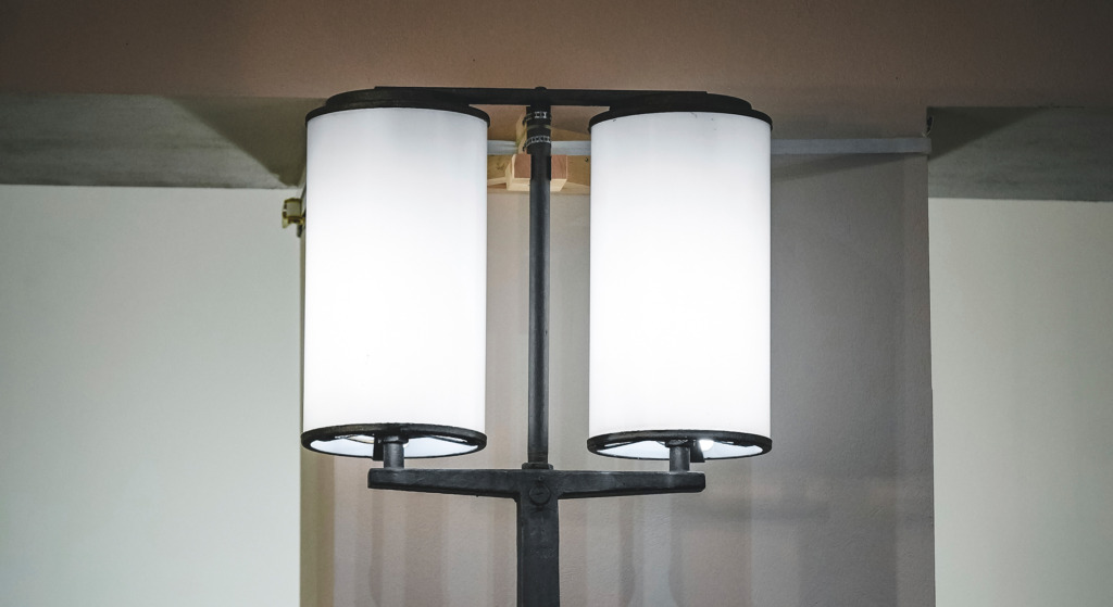 Dresden, Fußweg- und Straßenbeleuchtung der Dr. Rudolf-Friedrichsbrücke, ab 1991 wieder Carolabrücke. Metall, Pexiglas. Übernommen vom der Landeshauptstadt Dresden LfDSN, Bauteilsammlung, Fotografie: Annie Sack-Engelbrecht. (Quelle: Sächsisches Staatsministerium für Infrastruktur und Landesentwicklung)