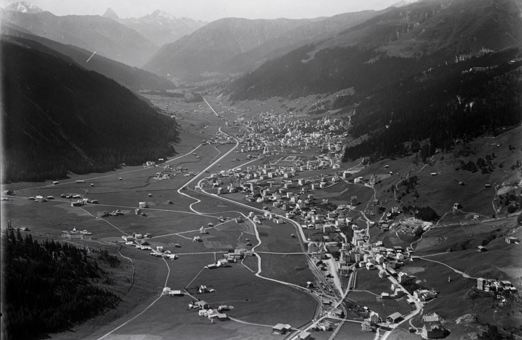 Historisches Luftbild (1923) aus 300 m von Walter Mittelholzer. Blick gegen Südwesten; im Vorder­grund Davos Dorf, oberhalb der Bildmitte Davos Platz. (Bild: Wikipedia Commons)