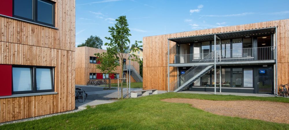 260422_Holzbau_Flüchtlingsunterkünfte_Coverbild_1000_450