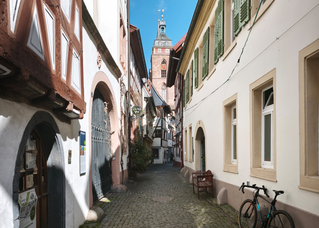 Hübsch, klein, eng, gemütlich, idyllisch, schön? Wer möchte in dieser Gasse wohnen und auf der Bank vor dem Haus auf das gegenüberliegendende Tor schauen? (Foto: Wilfried Dechau)