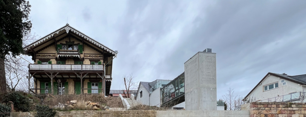 Erkennbar alt, erkennbar neu – nicht erkennbar: der Nachbarschaftsbezug der neuen Architektur. (Bild: Ursula Baus)
