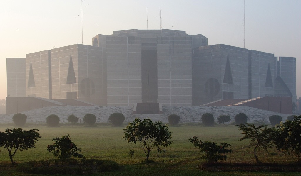 Das Parlamentsgebäude von Bangladesh in Dhaka von Louis I. Khan. (Wikimedia Commons, Lykantrop, CC BY-SA 3.0)