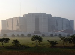 Das Parlamentsgebäude von Bangladesh in Dhaka von Louis I. Khan. (Wikimedia Commons, Lykantrop, CC BY-SA 3.0)