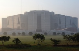 Das Parlamentsgebäude von Bangladesh in Dhaka von Louis I. Khan. (Wikimedia Commons, Lykantrop, CC BY-SA 3.0)