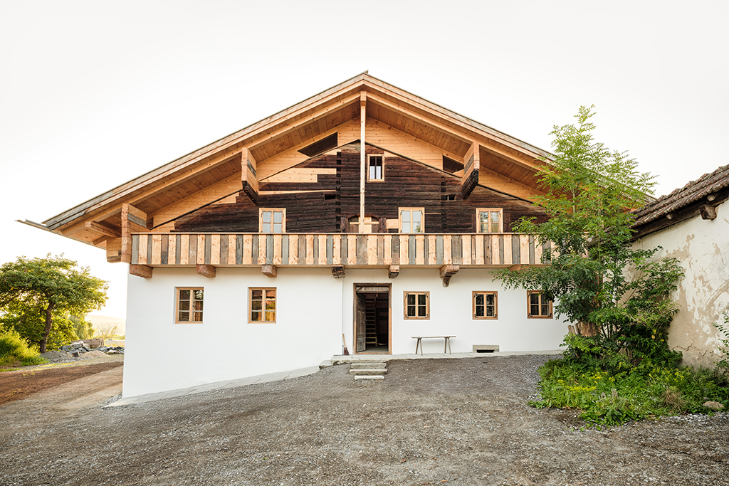 AT_2612_max40_Haus_mit_gehobenem_Dach_Hartinger_Foto_Simon_Burko