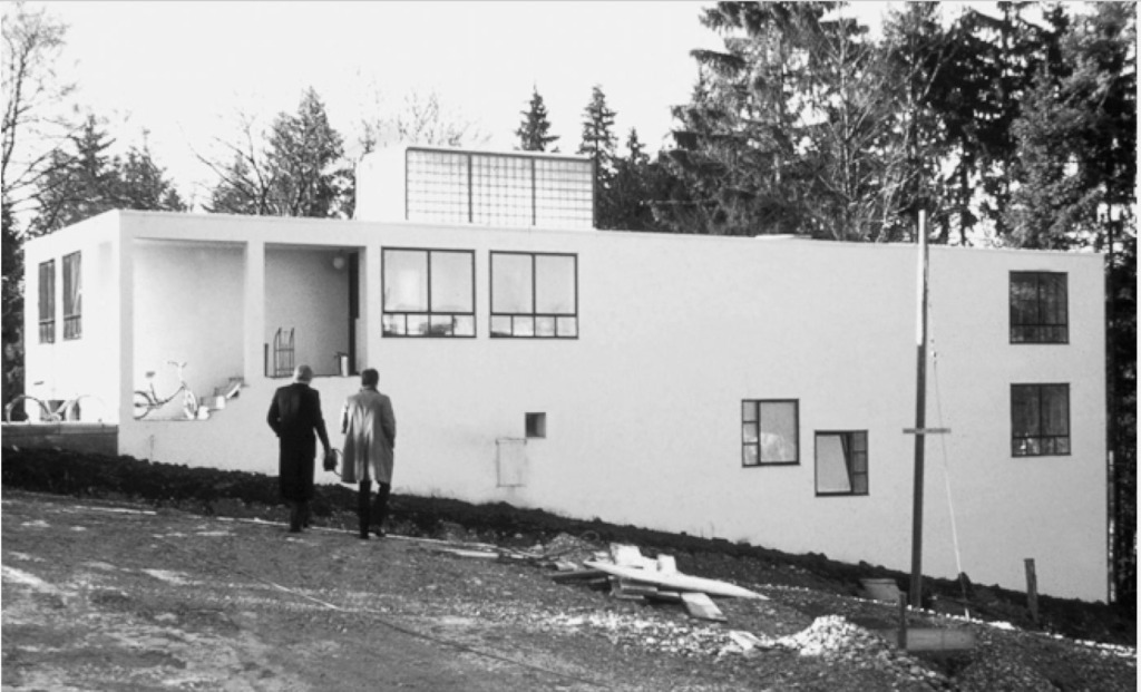 Das Haus liegt am Hang und wurde innenräumlich der Topographie angepasst. (Foto: Katharina Sattler)