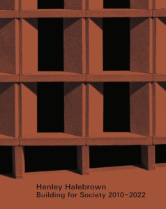 Tom Neville, Simon Henley und Gavin Hale-Brown: Henley Halebrown. Building for Society 2010–2022, 336 S., 280 farb. und 50 s/w-Abb., Lund Humphries, London 2025, ca. 70,00 Euro, ISBN 978-1-84822-747-7 
