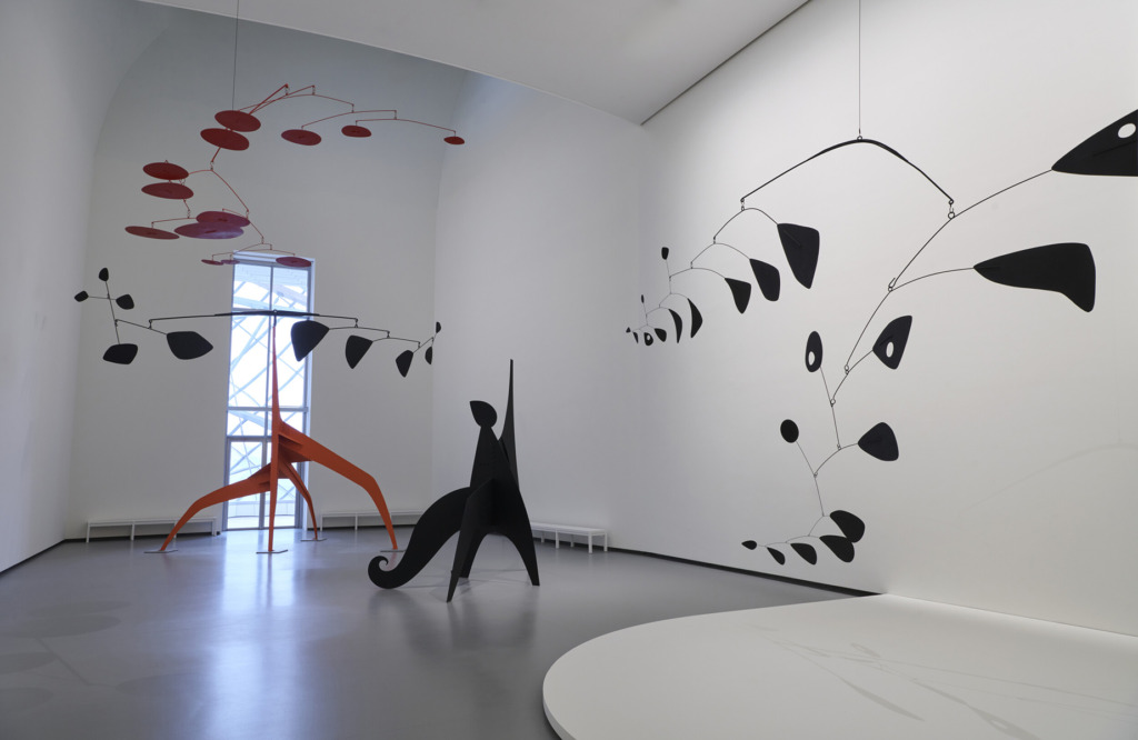 rechts im Raum: Alexander Calder: "Le 31 Janvier", 1950. 385 x 575 cm. (im Bild: Achat de l'État / State purchase, 1950. Attribution, 1959. Centre Pompidou, Paris. Musée national d'art moderne / Centre de création industrielle)