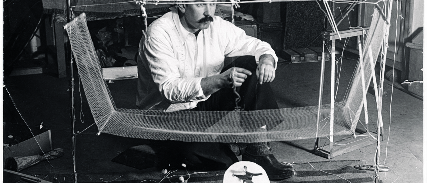 Calder with Cirque Calder (1926–31), 1929. Photograph by Sacha Stone.