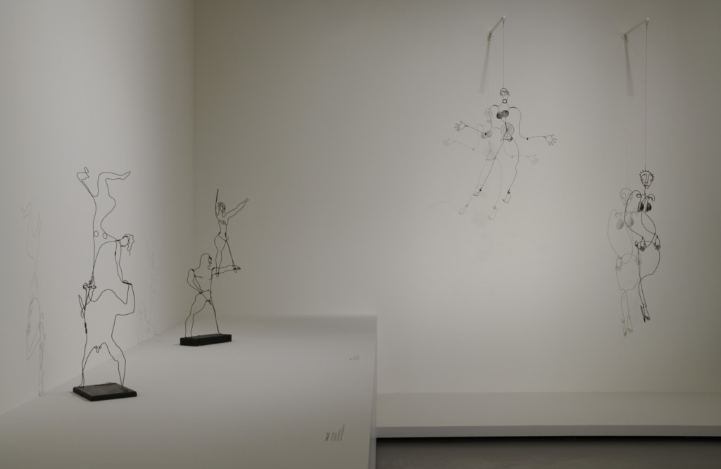"Rêver en équilibre" – Installation von Alexander Calder (© 2026 Calder Foundation, New York / ADAGP, Paris; © Fondation Louis Vuitton / Marc Domage)