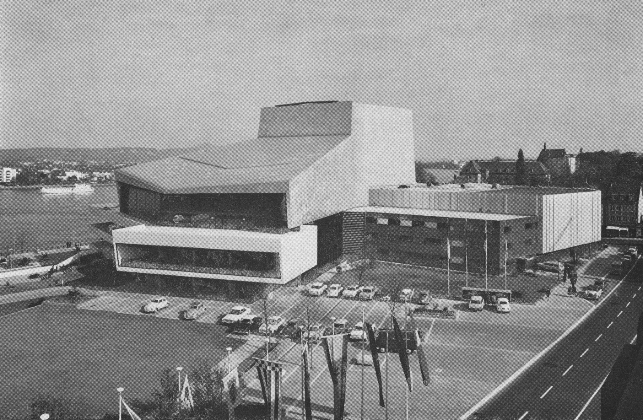 Die Oper Bonn, damals noch "Stadttheater" Mitte der 1960er Jahre. Die stadträumliche Einbettung – Gartenarchitekt war Wolfgang Darius – war sorgfältig durchgeplant. Heute ist die Umgebung ein Verkehrsschlachtfeld. Die Abbildung stammt aus dem Band "Bauen im Bonner Raum 1949-1969", hrsg. im Auftrag des Landschaftsverbands Rheinland.