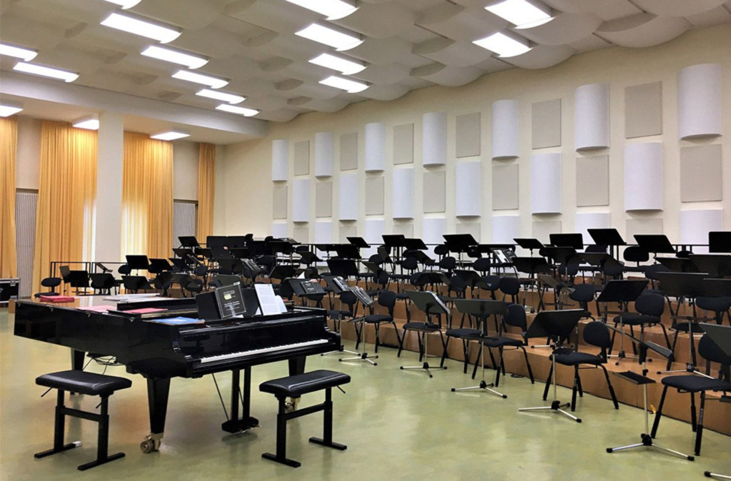 Großer Probenraumfür den Chor des Bayerischen Rundfunks im Kantinenbau (© https://www.brstudiobau-retten.de/fotogalerie)