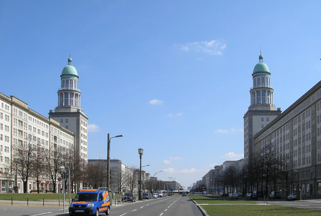 Die Stalinalle – heute Karl Marx-Straße am Frankfurter Tor. (© Wikimedia gemeinfrei, Gryfindor, 2006)