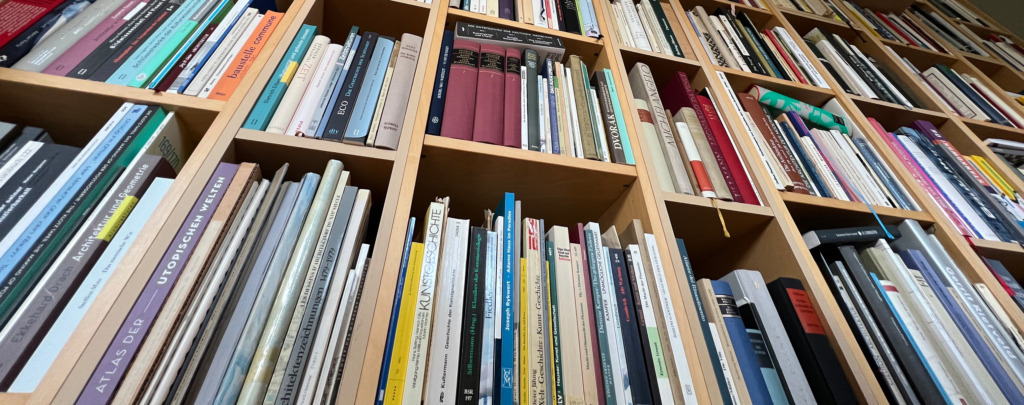 Statistisch werden Leseschwächen festgestellt? Dann schafft man das Lesen als Lehrfach ab. (Foto: Ursula Baus)