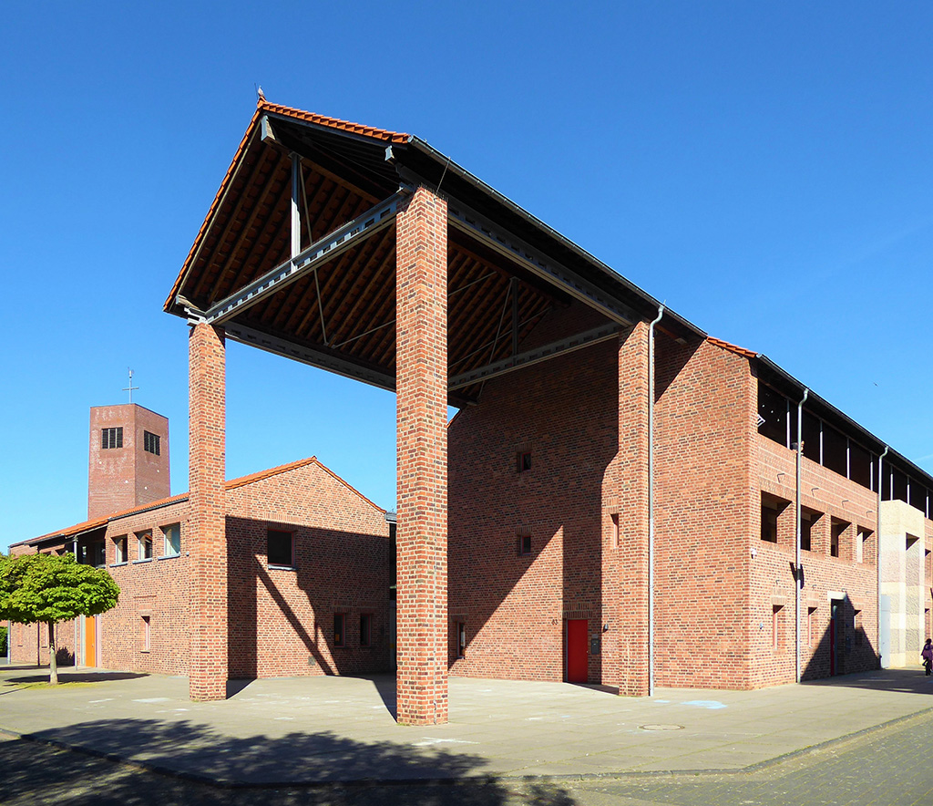 Heinz Bienefeld und Nikolaus Bienefeld, Gemeindezentrum St. Katharina von Siena, Köln-Blumenberg 2001–2003, Bild: Chris06 (Wikimedia/CC BY-SA 4.0)