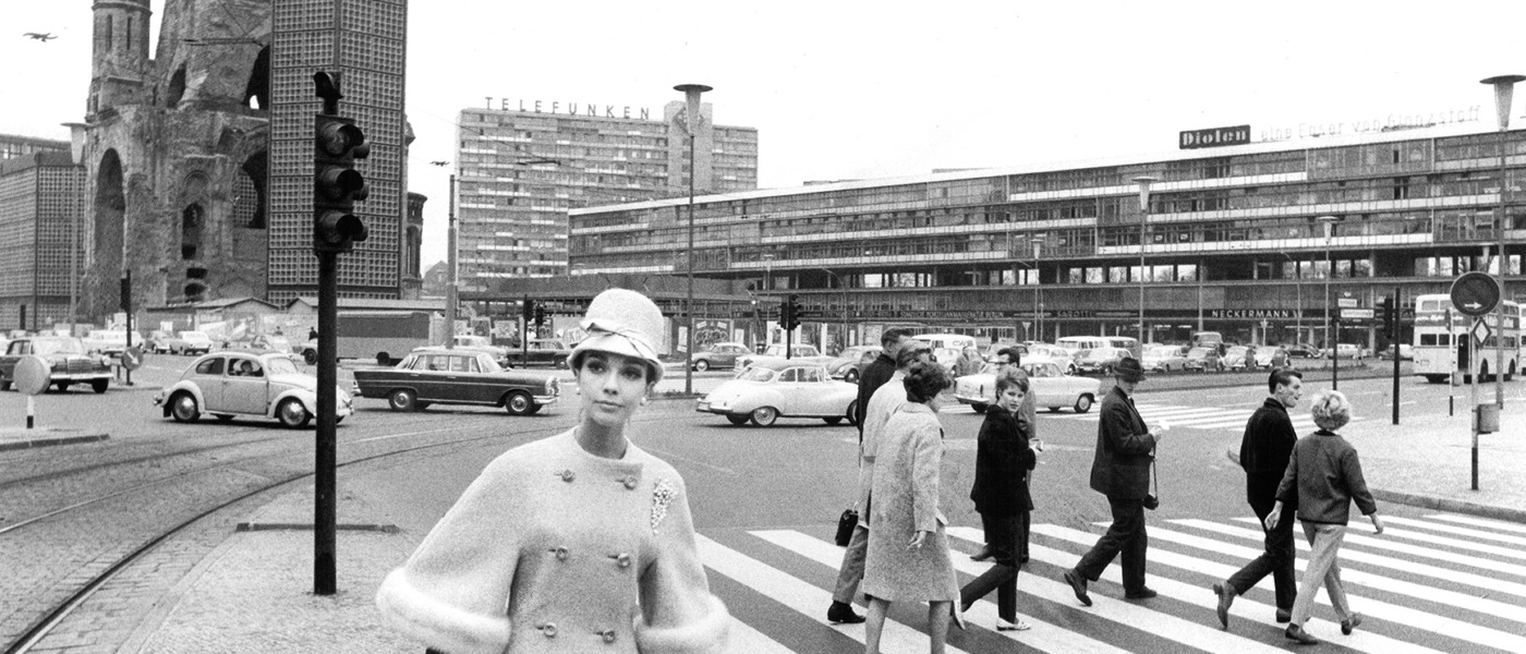 2629_BKF_Presse_FC-Gundlach_Biggi-in-einem-Kostuem-von-Uli-Richter-vor-Breitscheidplatz-mit-Gedaechtniskirche_Berlin_1963 Kopie