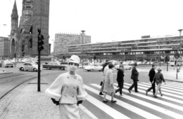 2629_BKF_Presse_FC-Gundlach_Biggi-in-einem-Kostuem-von-Uli-Richter-vor-Breitscheidplatz-mit-Gedaechtniskirche_Berlin_1963 Kopie