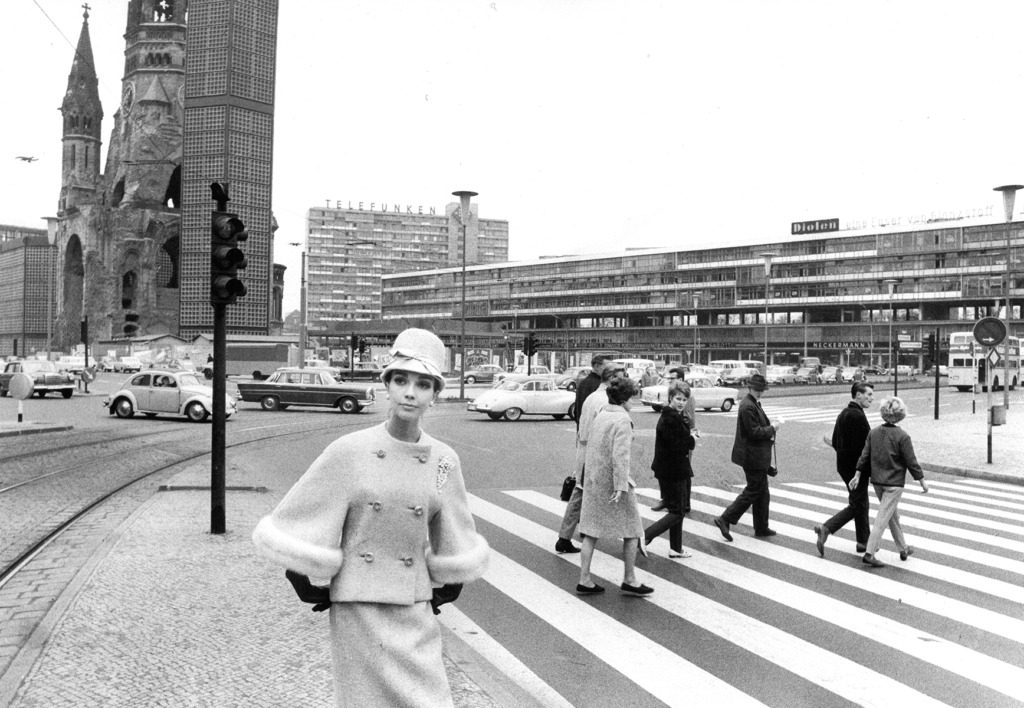 2629_BKF_Presse_FC-Gundlach_Biggi-in-einem-Kostuem-von-Uli-Richter-vor-Breitscheidplatz-mit-Gedaechtniskirche_Berlin_1963 Kopie