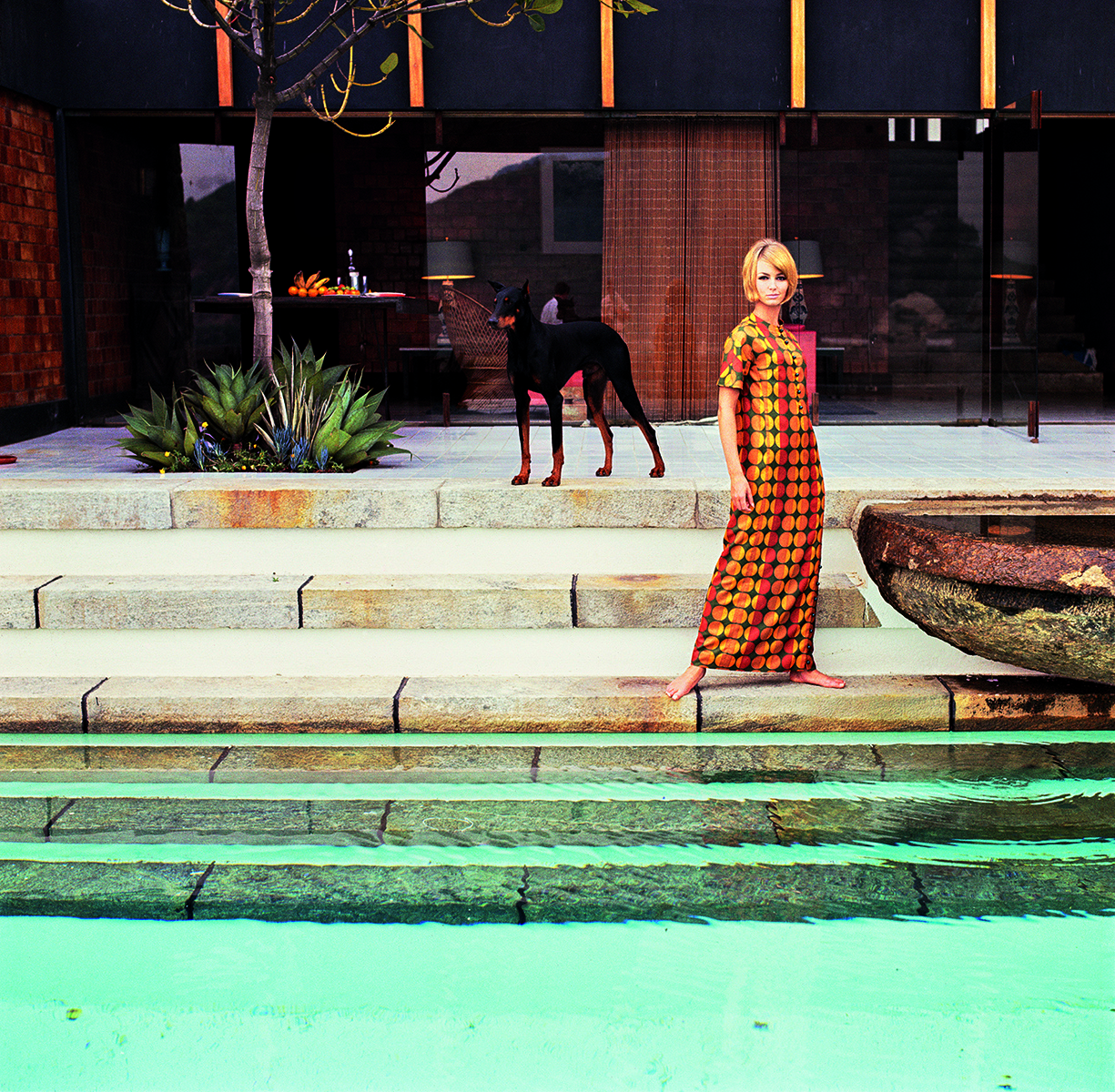 F.C. Gundlach, Gunel Person in der Villa von Sérgio Bernardes, Rio de Janeiro, 1963 (© F.C. Gundlach / Stiftung F.C. Gundlach)