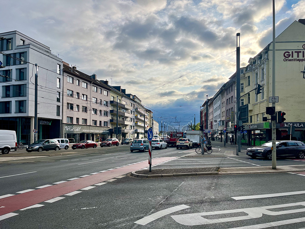Seit der Autobahnsperrung notorisch verstopft: Die Konrad-Adenauer-Brücke, die die Bonner City mit dem rechtsrheinischen Stadtteil Beuel verbindet. Bild: David Kasparek