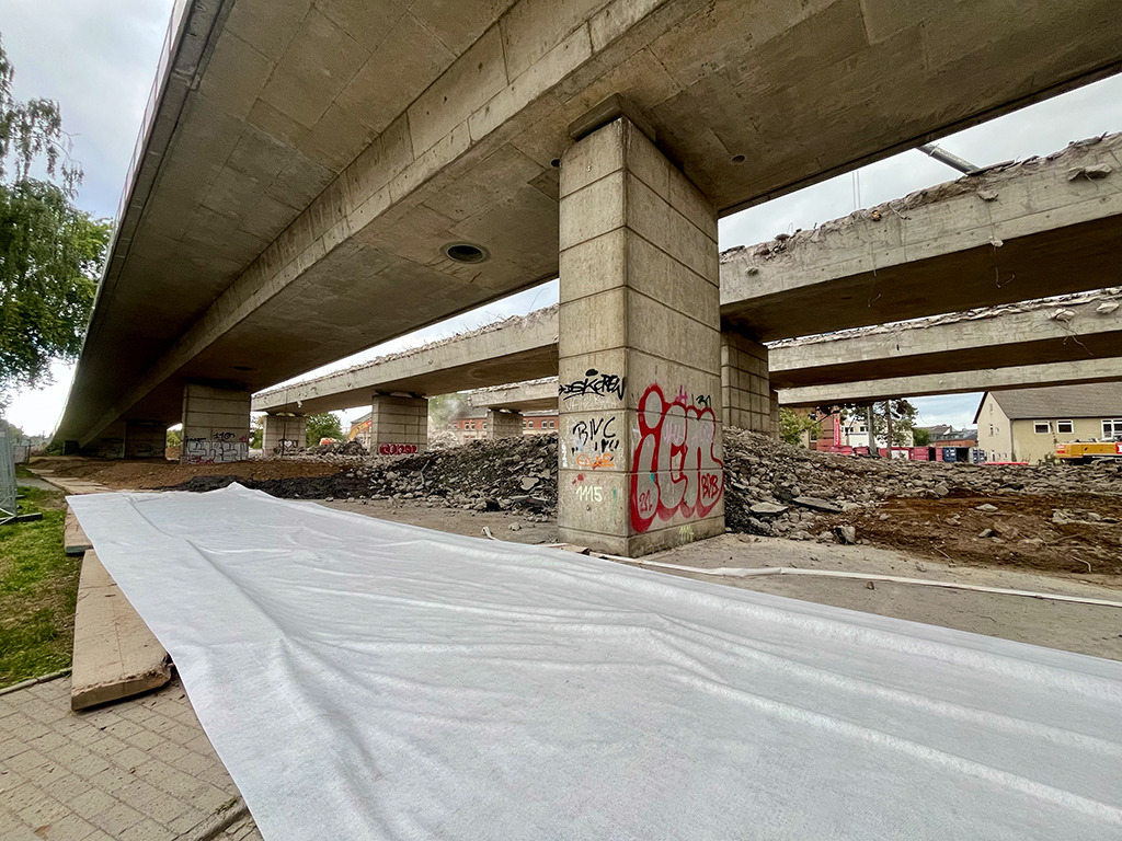 Nicht mehr befahrbar: Die „Vorlandbrücke“ der A565. Die wichtigste Rheinquerung der Region ist damit gesperrt. Bild: David Kasparek
