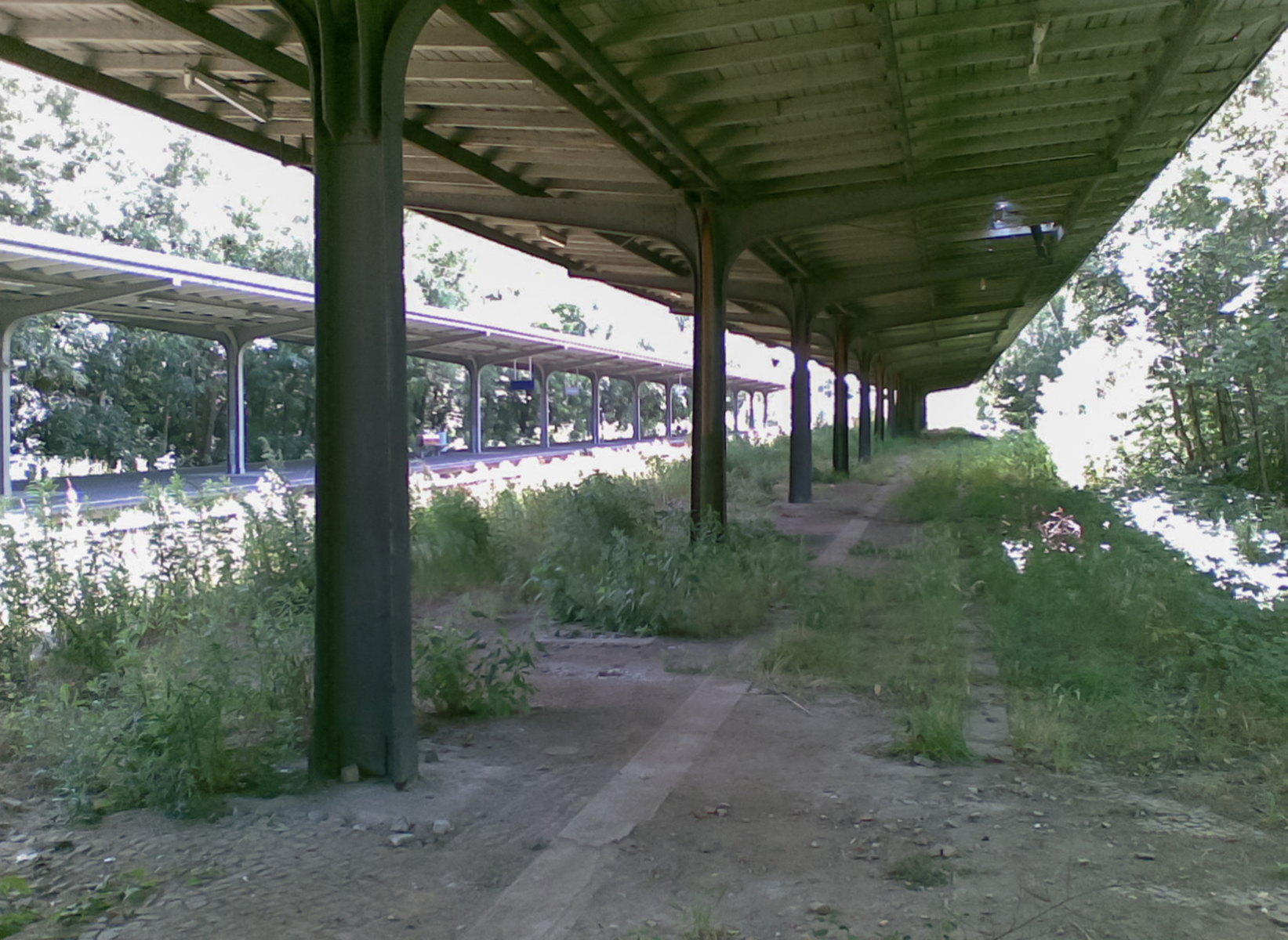 Der Strandbahnhof ist in Betrieb. Pflege? Sauberkeit? Aufenthaltsqualität? Fehlanzeigen! (Bild: Wilfried Dechau)